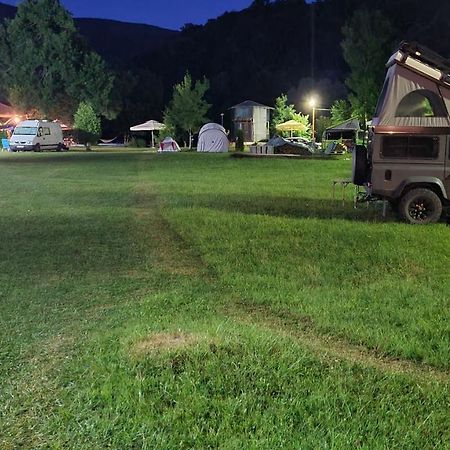 Auto Kamp Lav Hotel Kulen Vakuf Bagian luar foto