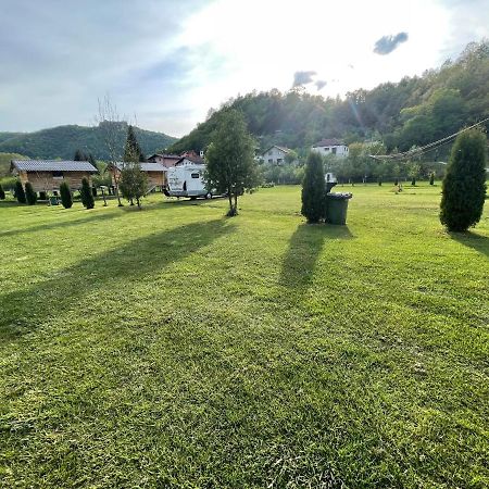 Auto Kamp Lav Hotel Kulen Vakuf Bagian luar foto