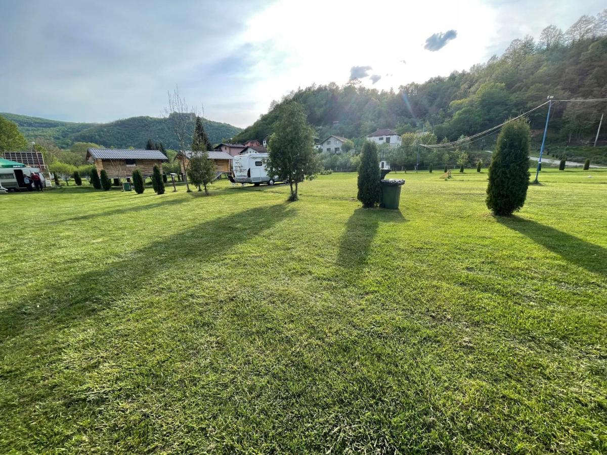 Auto Kamp Lav Hotel Kulen Vakuf Bagian luar foto