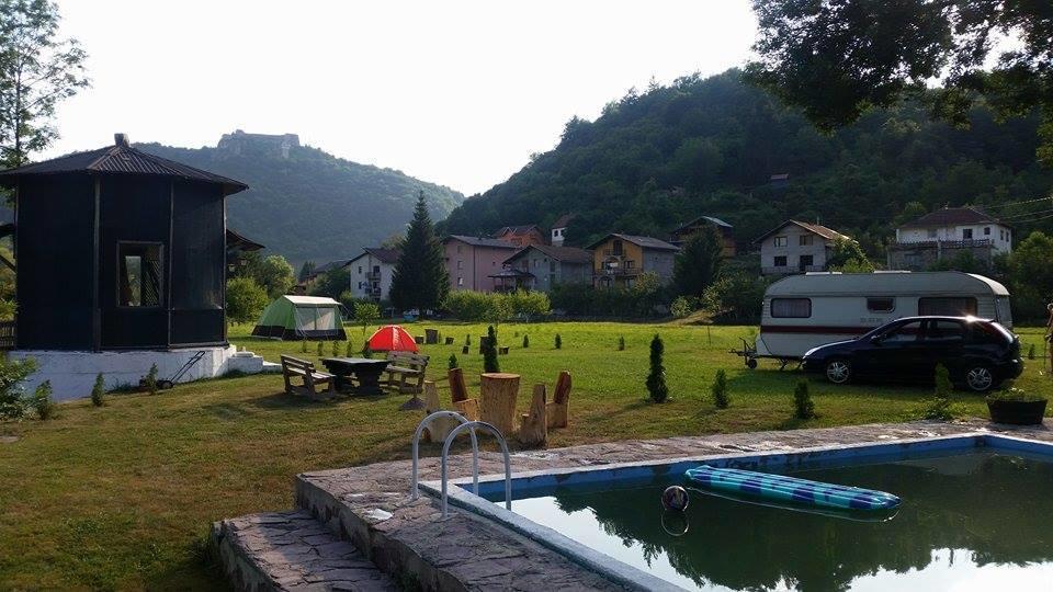 Auto Kamp Lav Hotel Kulen Vakuf Bagian luar foto