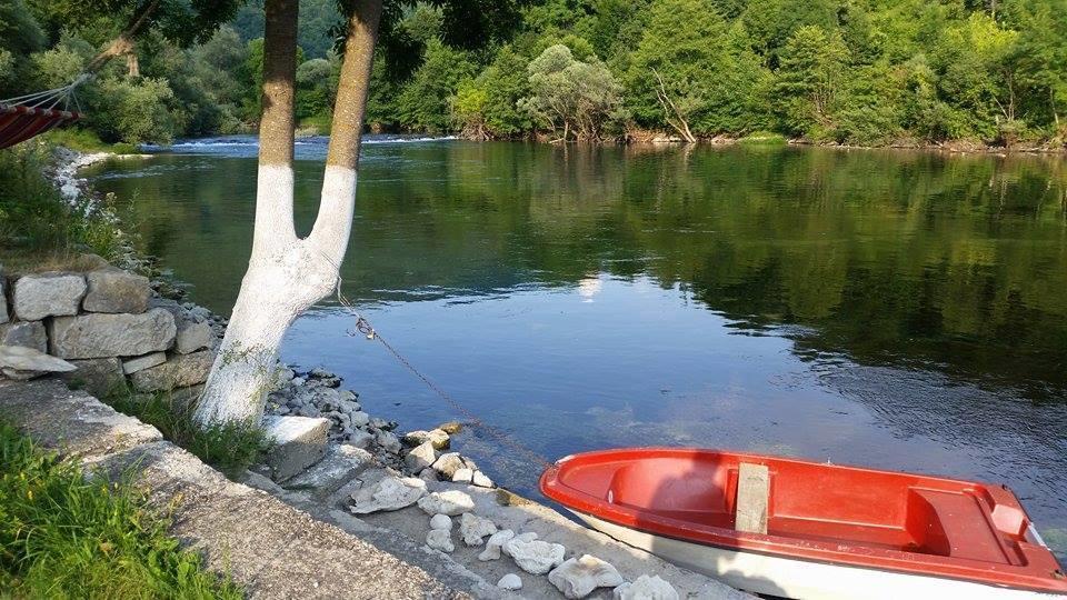 Auto Kamp Lav Hotel Kulen Vakuf Bagian luar foto
