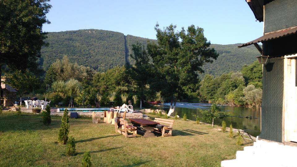 Auto Kamp Lav Hotel Kulen Vakuf Bagian luar foto