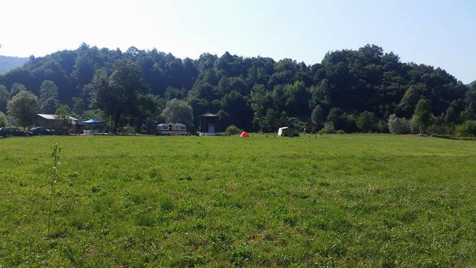 Auto Kamp Lav Hotel Kulen Vakuf Bagian luar foto