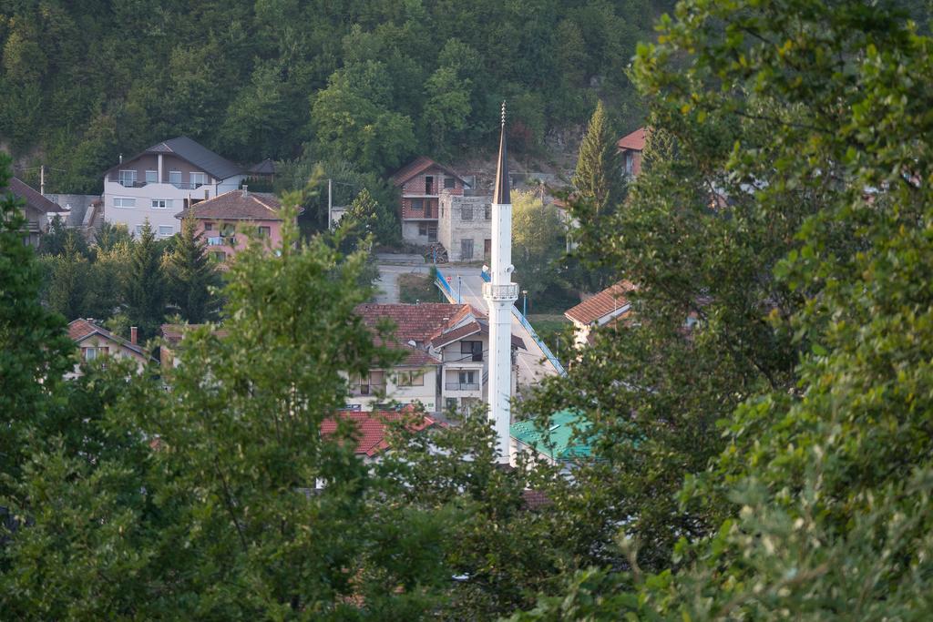 Auto Kamp Lav Hotel Kulen Vakuf Bagian luar foto