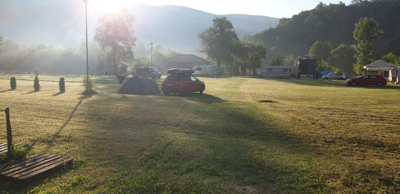 Auto Kamp Lav Hotel Kulen Vakuf Bagian luar foto