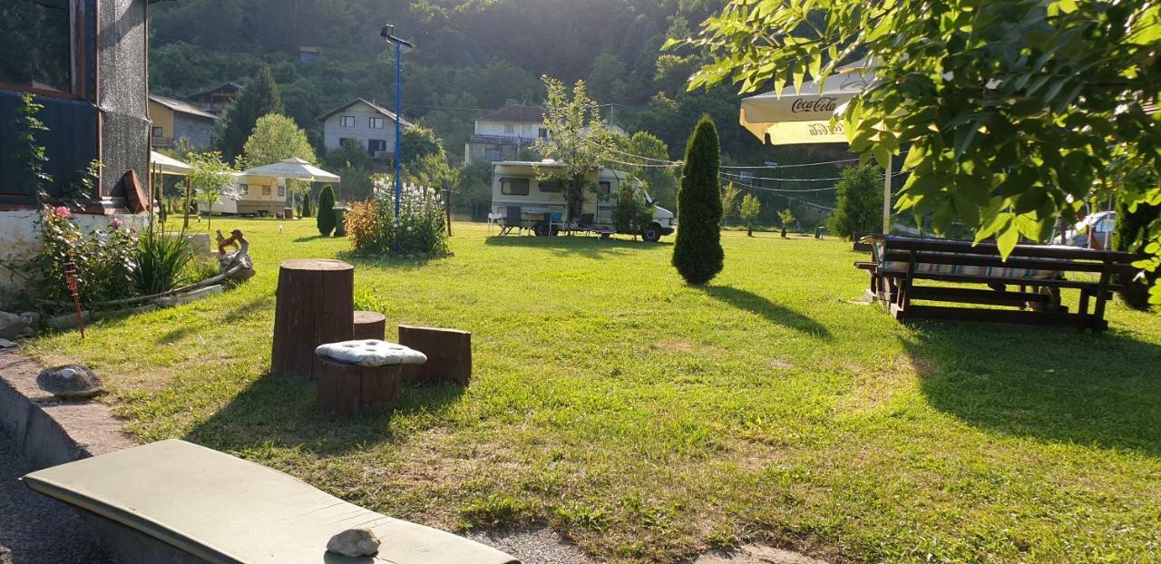 Auto Kamp Lav Hotel Kulen Vakuf Bagian luar foto