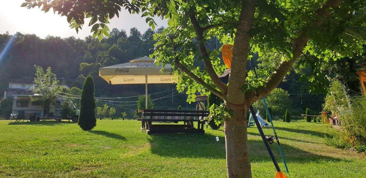 Auto Kamp Lav Hotel Kulen Vakuf Bagian luar foto